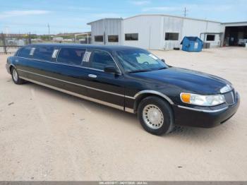  Salvage Lincoln Towncar