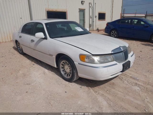  Salvage Lincoln Towncar