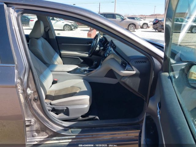 Toyota Camry Se Image 8