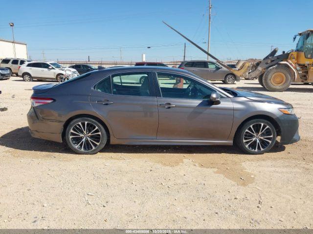 Toyota Camry Se Image 9