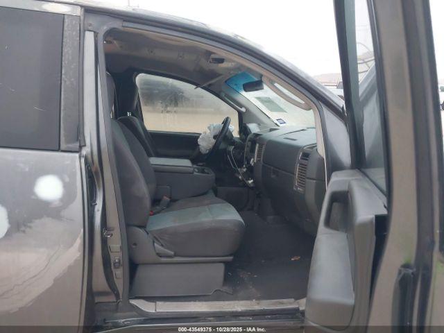 Nissan Titan Xe Image 2