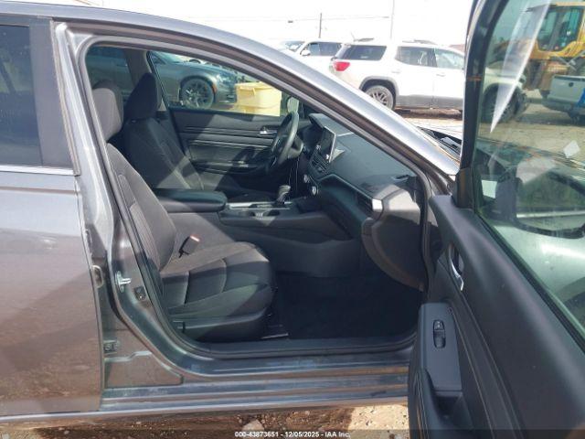 Nissan Altima 2.5 S Image 8